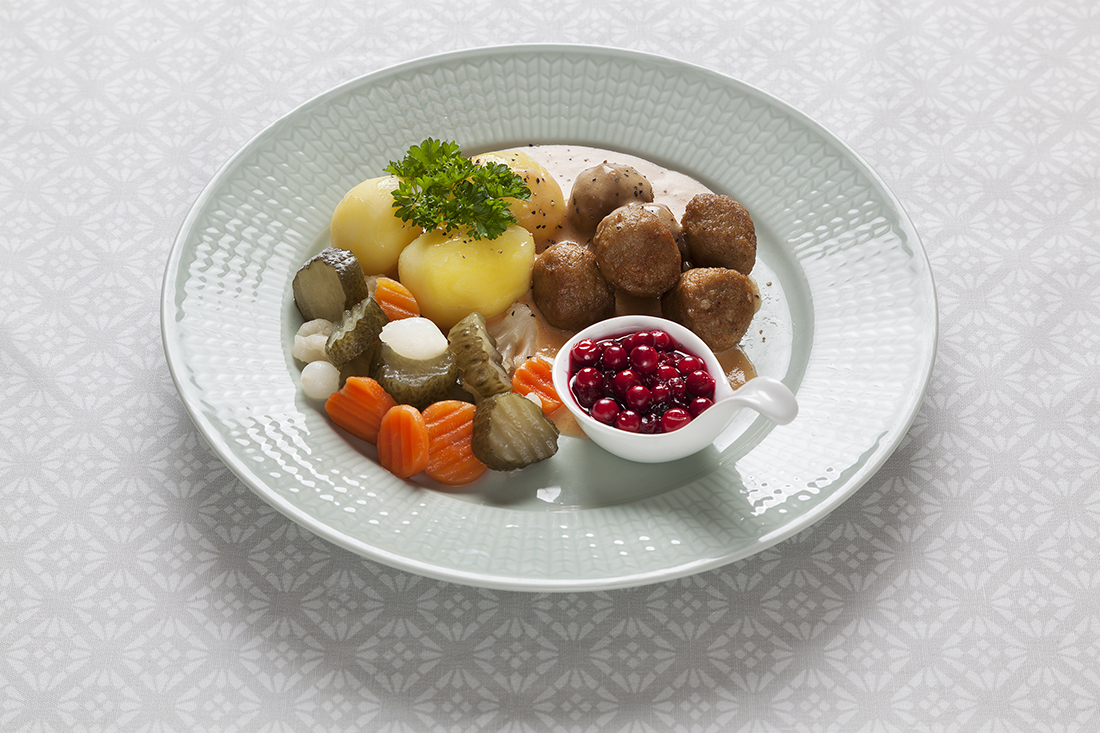 Köttbullar med potatis och lingonsylt