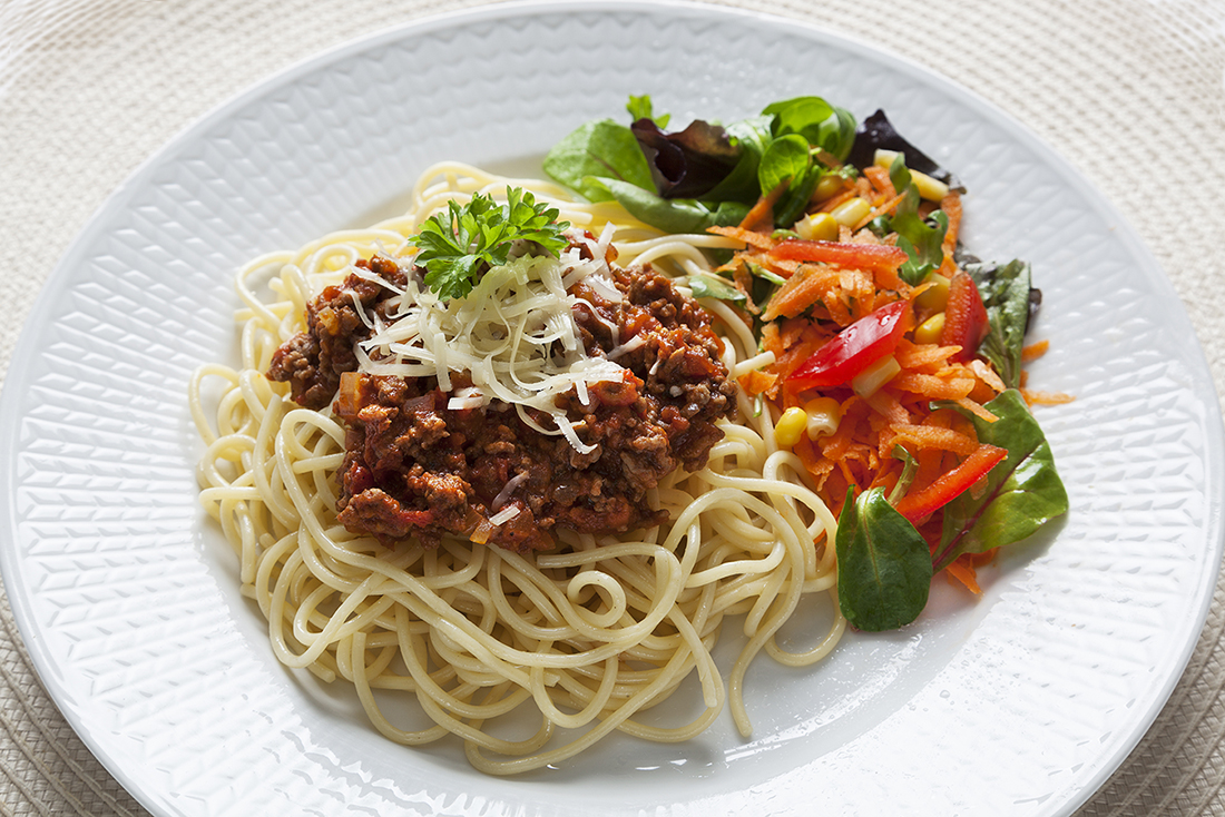 Spagetti med köttfärsås och grönsaker