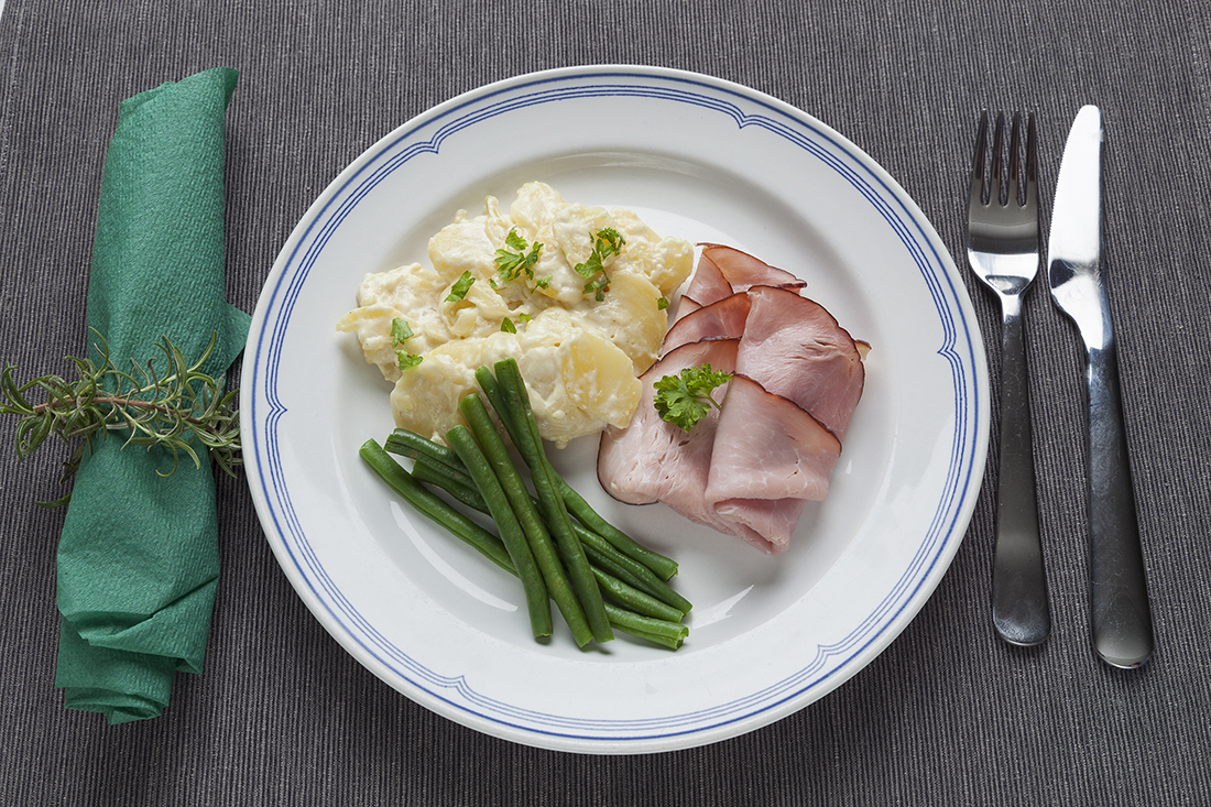 Stuvad potatis, rökt skinka  och haricotvertes