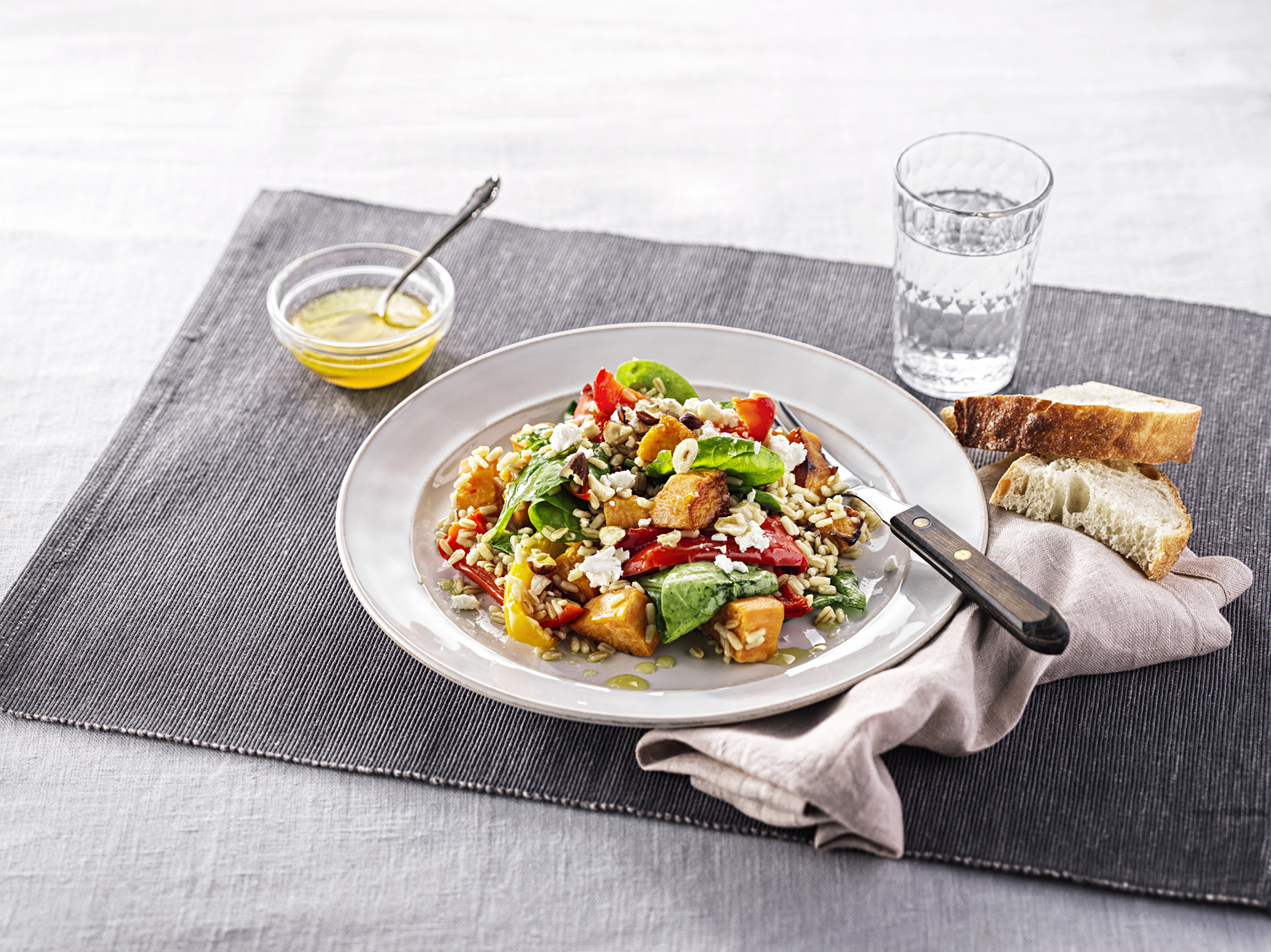 Ljummen sallad med fetaost och sötpotatis